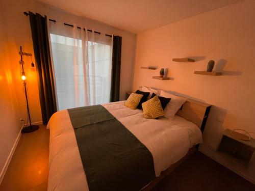 A bed or beds in a room at GOLD COCOON T3 74m2 proche centre ville