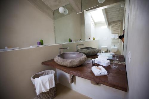 a bathroom with two sinks and a large mirror at Casa Americani in Montà