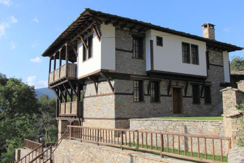 an old house on the side of a wall at Дренковите Къщи Drenkovi Houses in Kovačevica