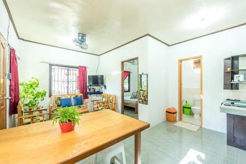 ein Wohnzimmer mit einem Holztisch im Zimmer in der Unterkunft Nida's Place in General Luna