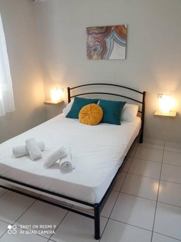 Ένα ή περισσότερα κρεβάτια σε δωμάτιο στο Lemon - HappyHostGr - Downtown Apartment