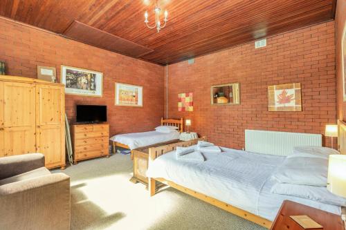 Tempat tidur dalam kamar di Southport Coach House