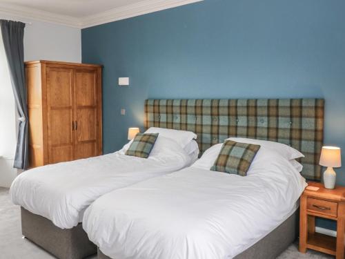 two beds sitting next to each other in a bedroom at 40 Main Street in Burntisland