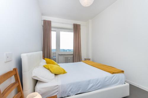 Postel nebo postele na pokoji v ubytování L'Orizzonte - Appartamento con vista sulla collina by Wonderful Italy