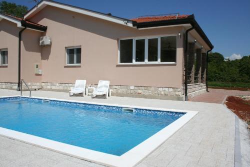Bazén v ubytování Villa GLAM nebo v jeho okolí