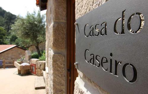 a sign on the side of a building at Cascata do Varosa - Turismo Rural in Vila Pouca
