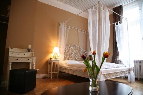 Hotel-Maison Am Olivaer Platz tesisinde bir odada yatak veya yataklar