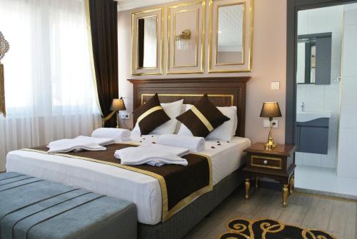 sypialnia z dużym łóżkiem z ręcznikami w obiekcie Emirhan Guesthouse & Suites w Stambule