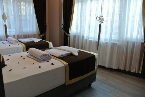 Katil atau katil-katil dalam bilik di Emirhan Guesthouse & Suites