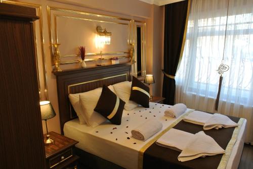 Katil atau katil-katil dalam bilik di Emirhan Guesthouse & Suites