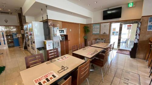 那霸的住宿－東橫INN 沖繩那霸國際通美榮橋站，一间在房间内配有桌椅的餐厅