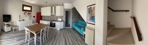 een keuken en een woonkamer met een trap en een eetkamer bij Holiday home in Isola Albarella 42378 in Isola Albarella