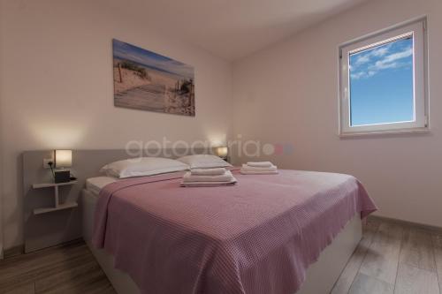Posteľ alebo postele v izbe v ubytovaní Sea View Apartments Diana