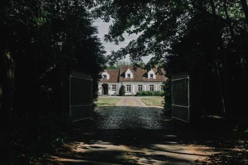 una entrada que conduce a una casa con una puerta en Villa Parkbos, en De Pinte