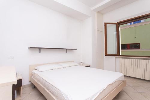 Giường trong phòng chung tại N044 - Numana, nuovo trilocale con aria condizionata e parcheggio