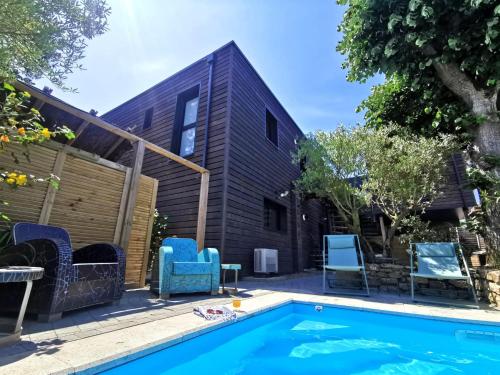 Piscina de la sau aproape de Cottages du Valcoquet