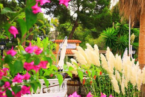 Κήπος έξω από το Villa Columbus Rooms and Restaurant