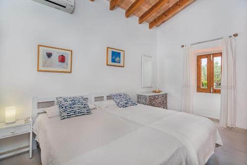 サ・ポブラにあるVilla Jaume Crestatx By SunVillas Mallorcaの白いベッドルーム(白いベッド1台、窓付)
