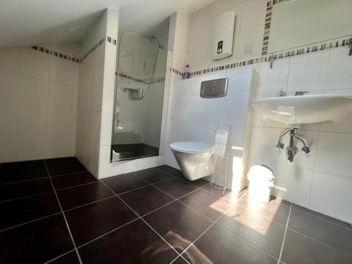 Ένα μπάνιο στο Ferienwohnungen Willingen Wald