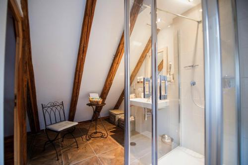 ein Bad mit einer Dusche und einem Waschbecken in der Unterkunft GoldGemäuer Appartements in Ochsenfurt