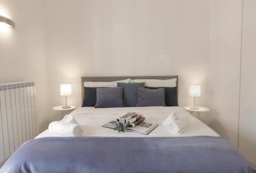 1 dormitorio con 1 cama grande y 2 lámparas en Il Cortile di Milano en Milán