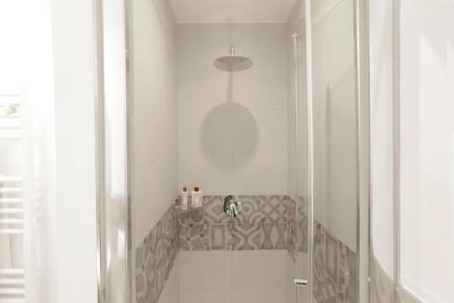 een witte badkamer met een douche en een wastafel bij Il Cortile di Milano in Milaan