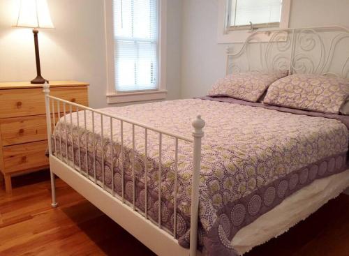 Легло или легла в стая в Beautiful & Romantic 1BR Cottage