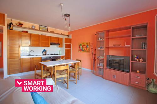 A kitchen or kitchenette at Villetta Santa Lucia con patio e giardino by Wonderful Italy