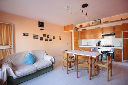 A kitchen or kitchenette at Villetta Santa Lucia con patio e giardino by Wonderful Italy