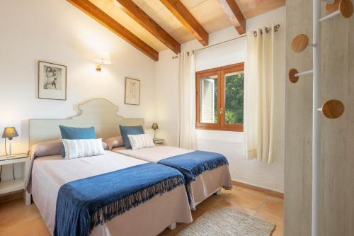 En eller flere senger på et rom på Villa Can Brullet by SunVillas Mallorca