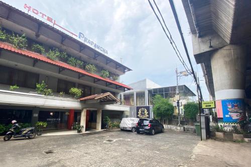 un estacionamiento frente a un edificio en Urbanview Hotel Mroom PH, en Yakarta