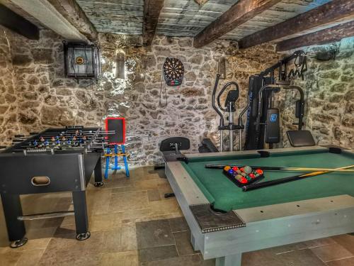 ein Spielezimmer mit einem Billardtisch und Darts in der Unterkunft Villa Dvori Dida Mile in Sveti Petar