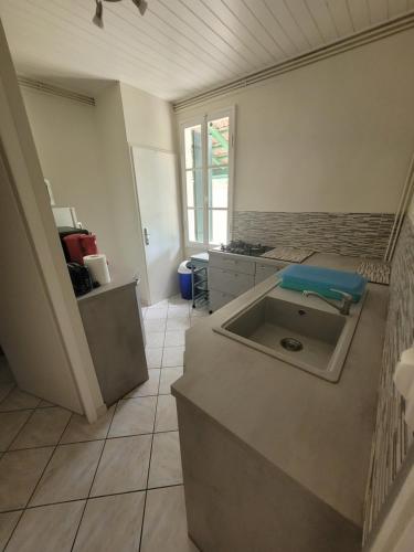 Il comprend une cuisine équipée d'un évier et d'une cuisinière. dans l'établissement Charmette Grand, à Mimizan