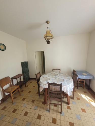 une salle à manger avec une table et des chaises dans l'établissement Charmette Grand, à Mimizan