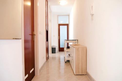 einen Flur mit einem Zimmer mit Kühlschrank darin in der Unterkunft Apartment Todorović - Macan in Pula