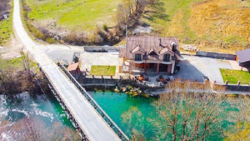 una vista aérea de una casa junto a un río en Vila Sana, en Landeke