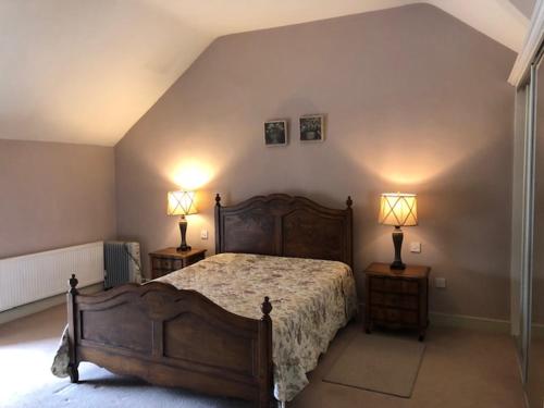 sypialnia z dużym łóżkiem i 2 lampami w obiekcie 2 Bed Courtyard Apartment at Rockfield House Kells in Meath - Short Term Let w mieście Kells