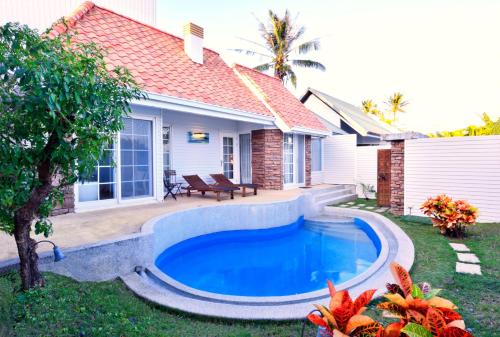 恆春的住宿－墾丁海芋 獨棟泳池Villa，一座房子的院子内的游泳池
