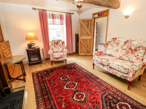 ein Wohnzimmer mit einem Sofa und einem Teppich in der Unterkunft The Kerr in Skipton