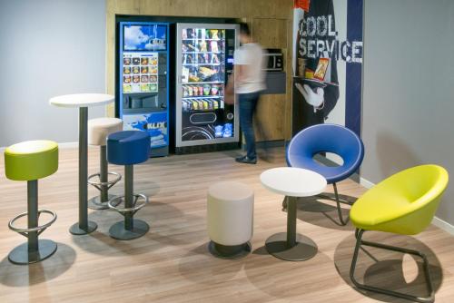 Lounge nebo bar v ubytování Hotel Ibis Budget Lyon Eurexpo -