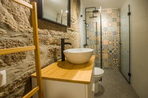 Ένα μπάνιο στο Pedra Bela - Cozy House w/ Private Jacuzzi @ Geres