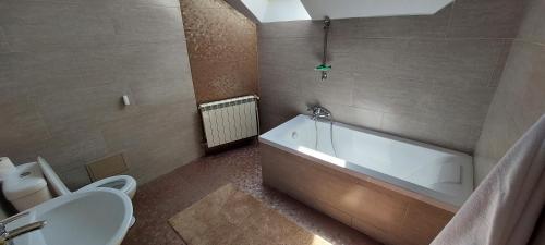 ein Badezimmer mit Badewanne, Toilette und Waschbecken in der Unterkunft Central Palace Iași Apart 2 in Iaşi