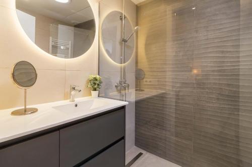 a bathroom with a sink and a shower at Es descans in Can Picafort