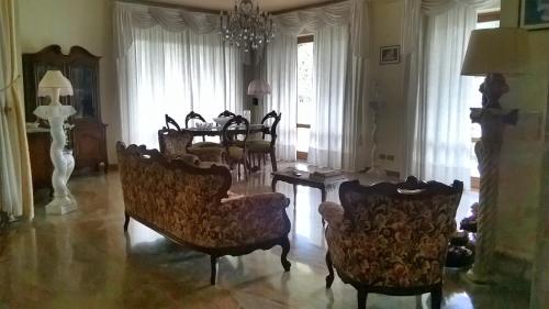 a living room with a dining room table and chairs at B&B Villa Adriano in Cavaion Veronese