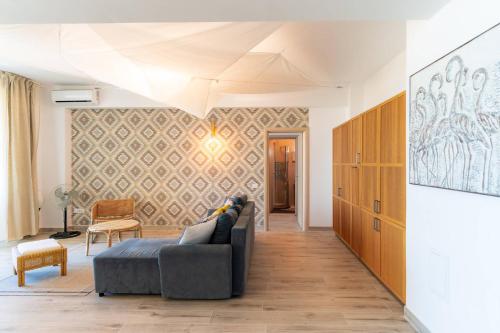 a living room with a couch and a wall at Rezident Eforie Nord in Eforie Nord