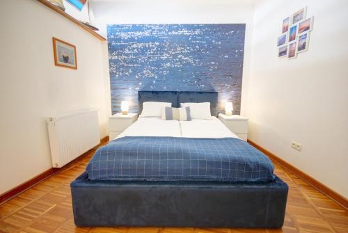 een slaapkamer met een groot bed in een kamer bij HelApart - Helska Villa in Hel