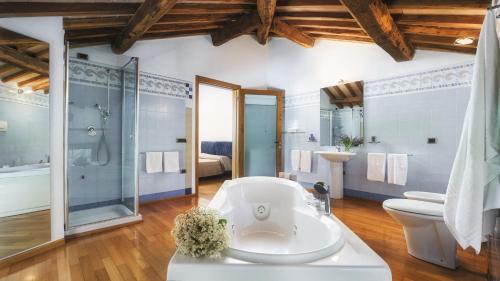 A bathroom at Villa Croci 26