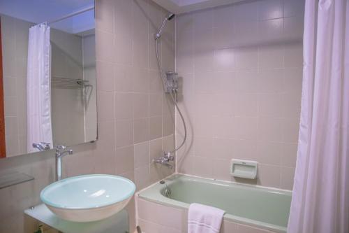 Koupelna v ubytování Baiyoke Suite Hotel