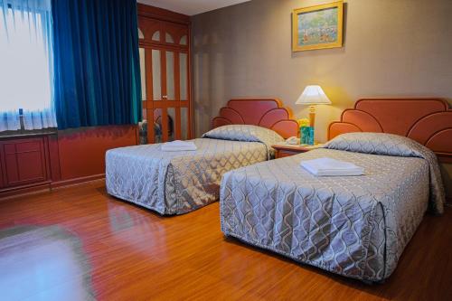 Tempat tidur dalam kamar di Baiyoke Suite Hotel
