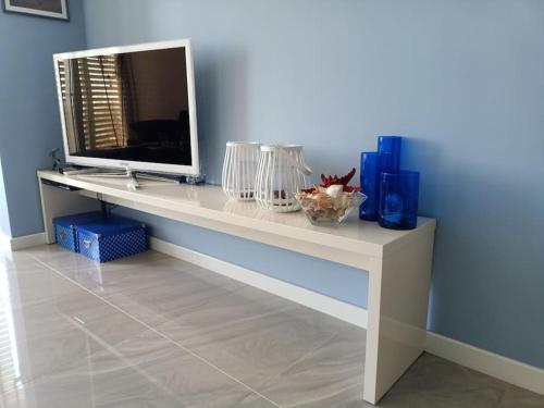 a white desk with a television on top of it at BLUE MORNING - nowoczesny apartament z widokiem na morze PLAYA BALTIS in Międzyzdroje